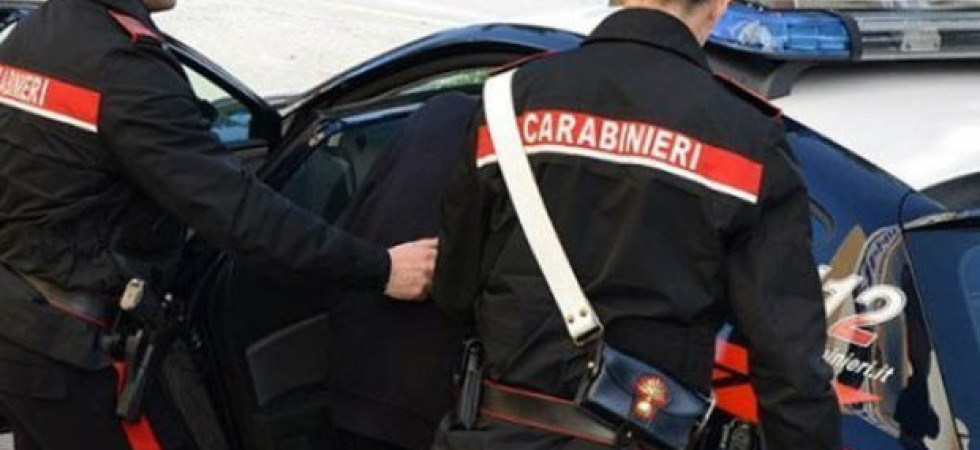 Foto d'archivio Nasconde un panetto di hashish e un coltello sotto il sedile dell'auto: arrestato un 43enne
